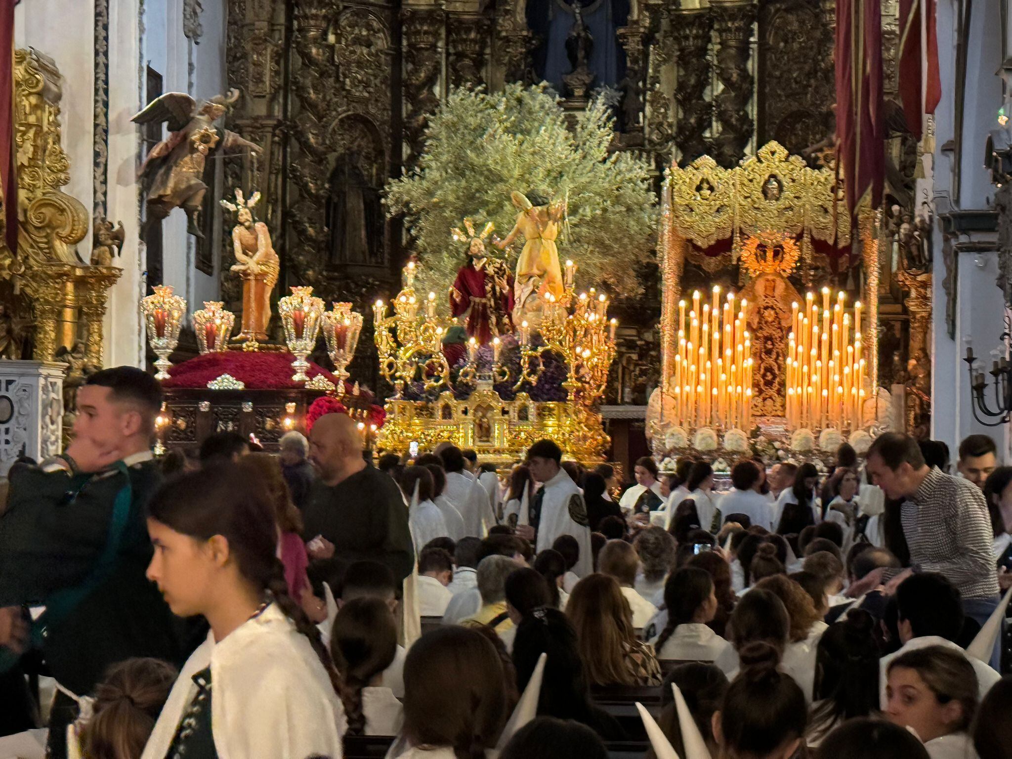 Hermandad del Huerto en Córdoba en su templo tras tomar la decisión de no procesionar por la previsión de lluvia, viento y tormentas