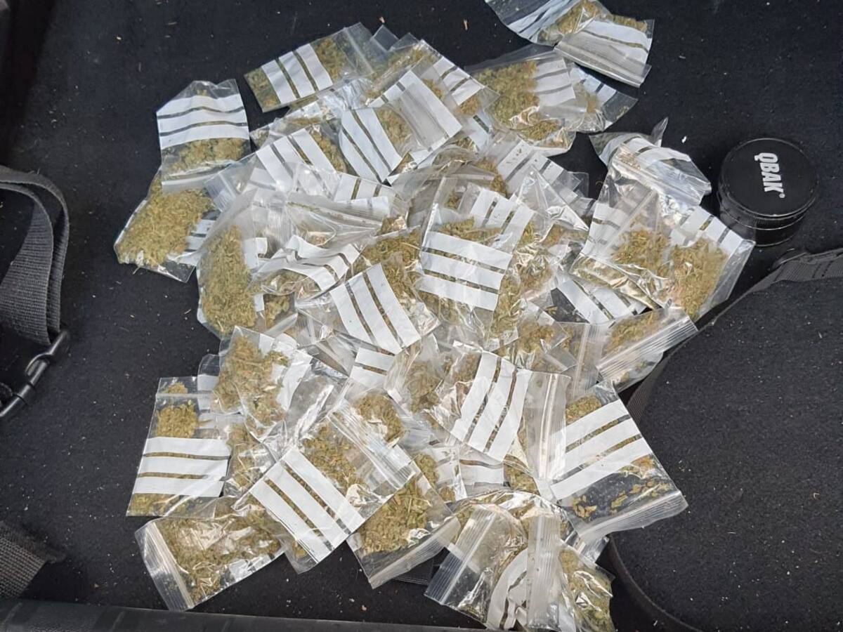 La Policía Nacional detiene a un joven que tenía en su poder 75 “bolsitas” de marihuana