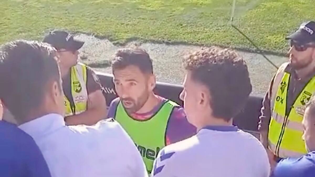 Enric Gallego da la cara ante los aficionados en el Carlos Belmonte tras una nueva derrota del CD Tenerife 2-1 ante el Albacete
