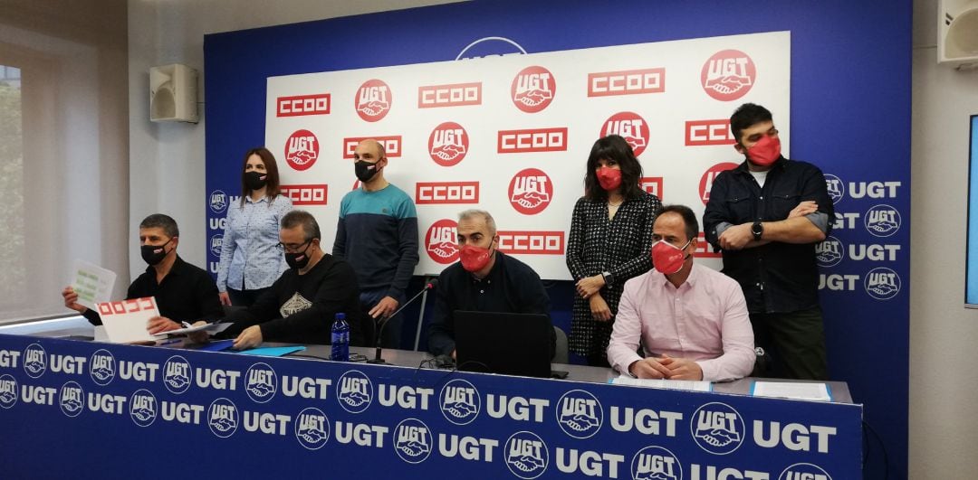 (En el centro): Eugenio Duque, CCOO; y Alfredo Morales (UGT), presidente del comité de empresa de VW Navarra 
 