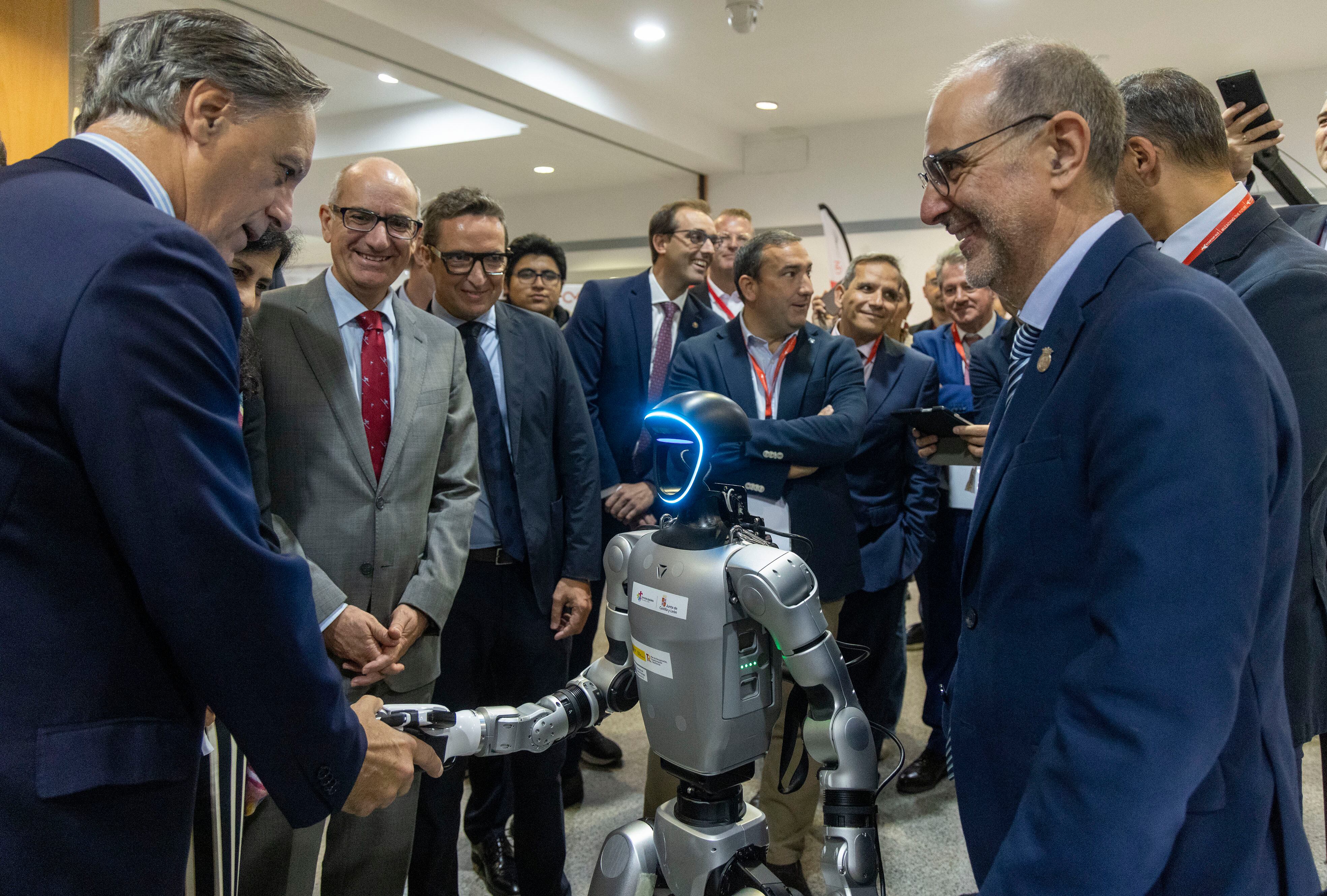 El director general de Industria de la Junta de Castilla y León, Mariano Muñoz Fernández; (derecha) junto al alcalde de Salamanca, Carlos García Carbayo, el presidente de la Diputación, Javier Iglesias y el rector de la USAL, Juan Manuel Corchado, en la visita a Startup Olé