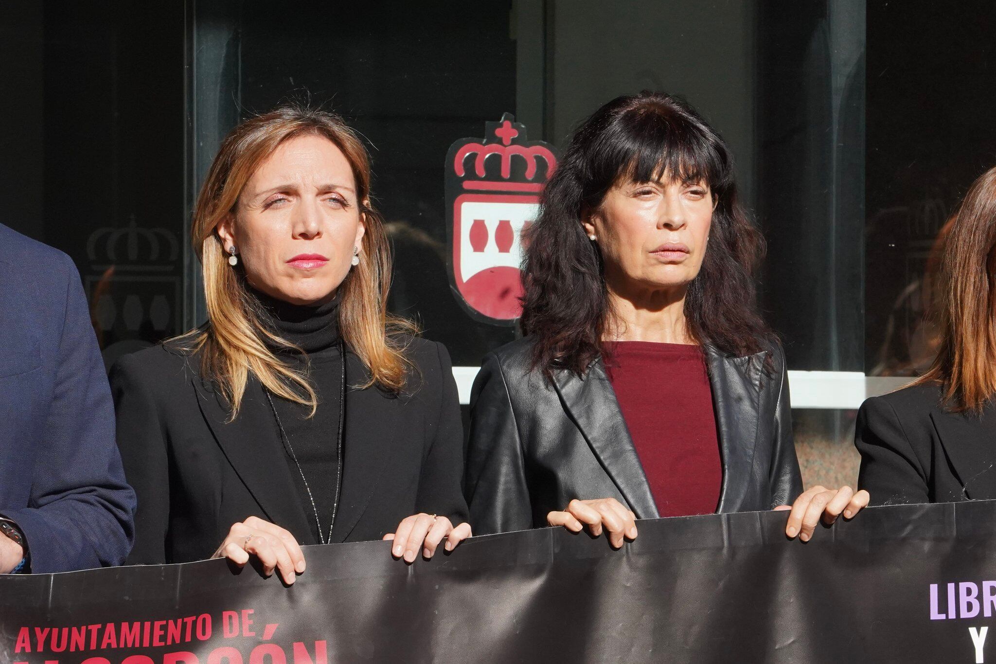 La alcaldesa de Alcorcón, Candelria Testa y la Ministra de Igualdad, Ana Redondo durante un minuto de silencio a las puertas del ayuntamiento