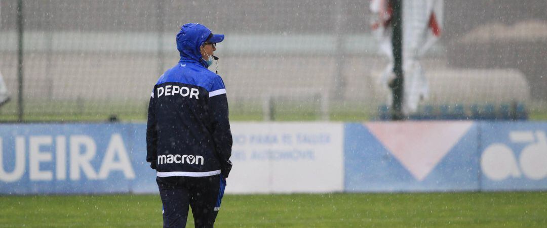 Fernando Vázquez dirige un entrenamiento del Deportivo