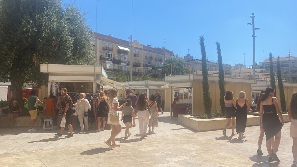 Mercadillo de Apainf en la plaza de la Reina de València