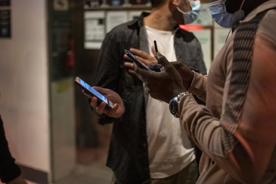 Archivo - Una persona muestra un código QR para entrar a un local de ocio nocturno la misma noche en que entra en vigor la reapertura en interiores a medianoche, a 8 de octubre de 2021, en Barcelona, Cataluña (España).