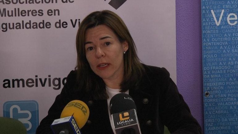 Marian García, presidenta de Mujeres en Igualdad de Vigo, haciendo de portavoz para mostrar el desacuerdo de los colectivos de mujeres hacia la acción de la Alcaldía para el Día Internacional de la Mujer.