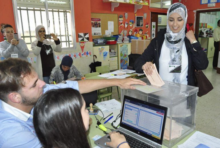 La candidata del Movimiento por la Dignidad y la Ciudadanía, Fátima Hamed, ha depositado su voto en las urnas en un colegio electoral de Ceuta.