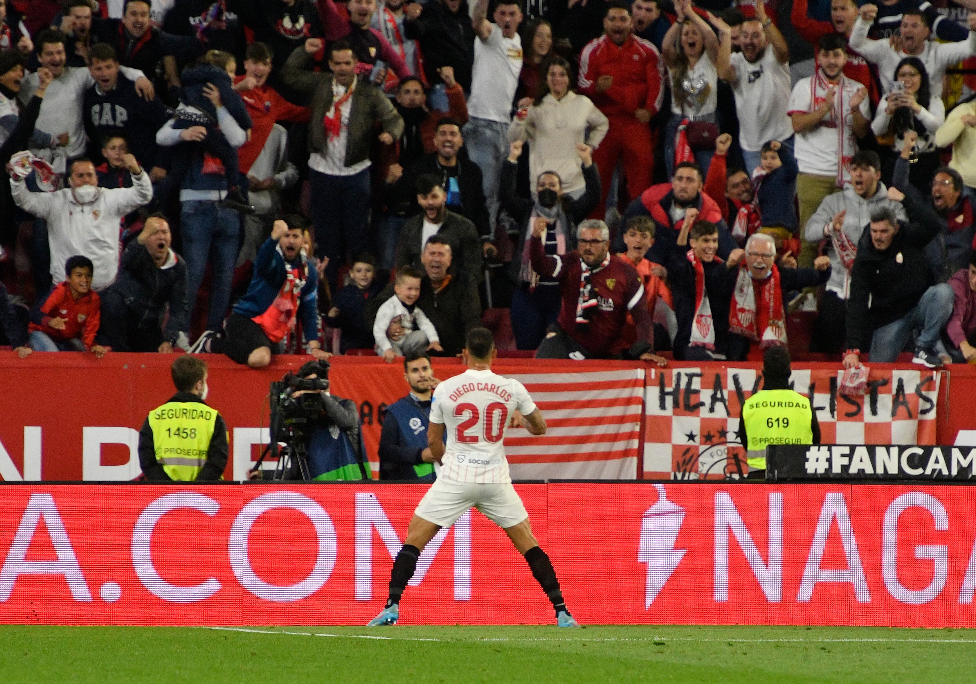 SEVILLA, 08/04/2022.- El defensa del Sevilla Diego Carlos celebra tras marcar el 1-1 durante el partido ante el Granada correspondiente a la jornada 31 de LaLiga Santander celebrado este viernes en el estadio Ramón Sánchez Pizjúan de Sevilla. EFE/ Raúl Caro