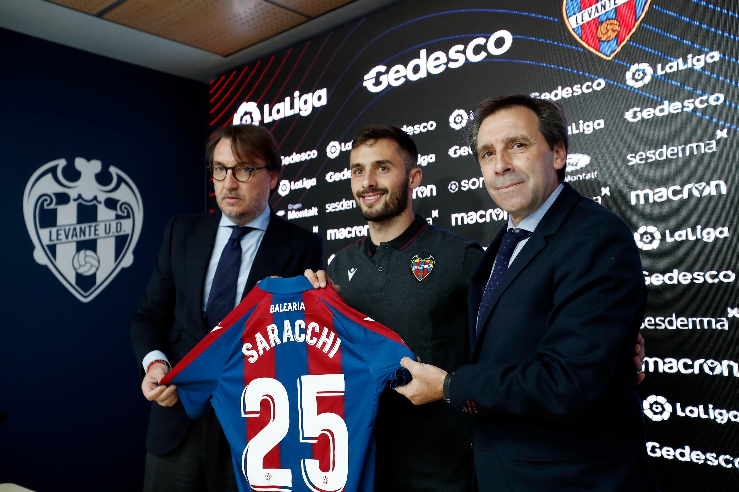 El defensa uruguayo Marcelo Saracchi junto al presidente del Levante, Quico Catalán, y el director deportivo, Felipe Miñambres (d), durante su presentación este miércoles como nuevo jugador del club tras llegar a un acuerdo para firmar hasta 2024, con opción de tres temporadas más. EFE/Manuel Bruque