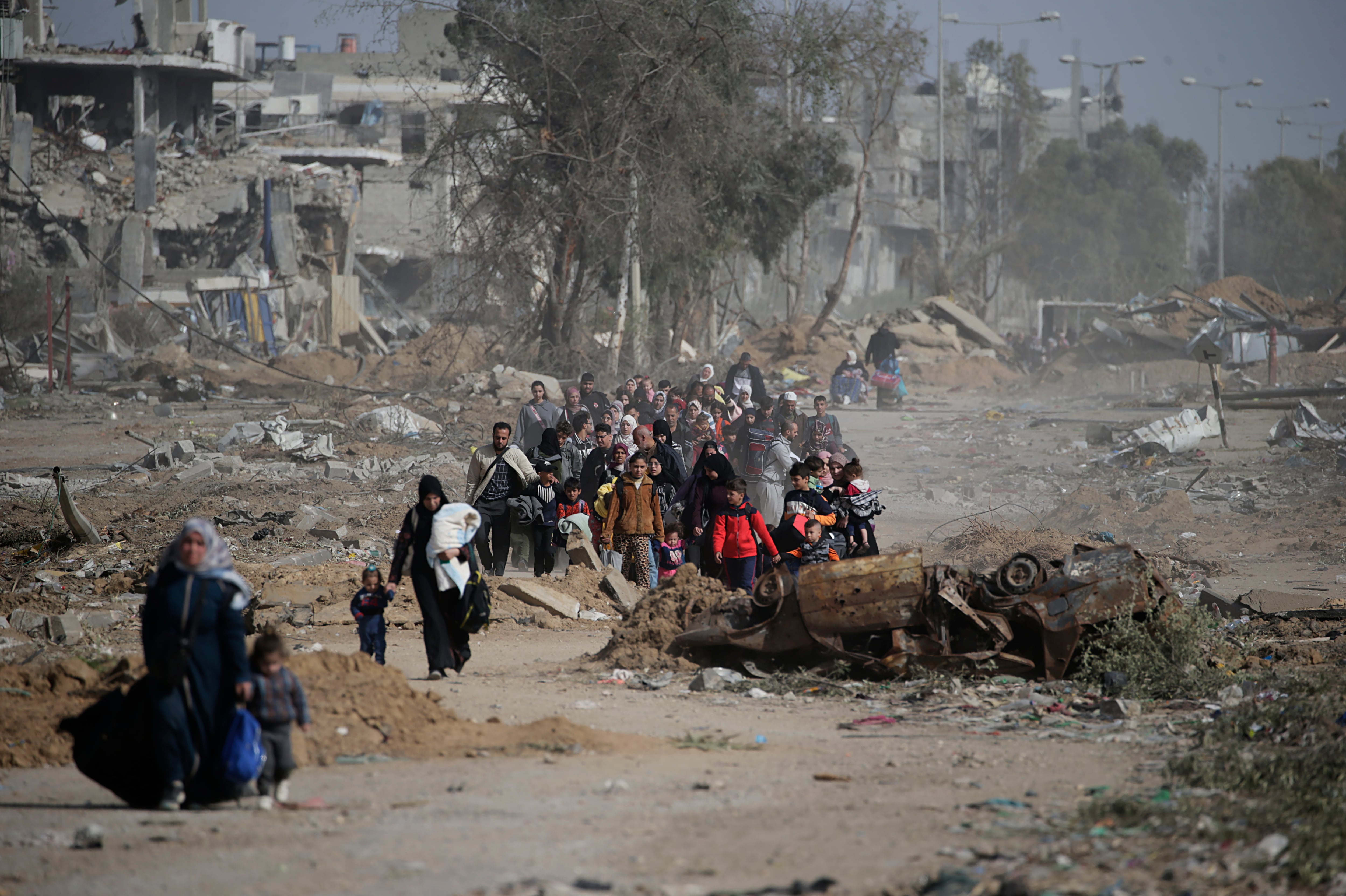 Imagen de palestinos caminando hacia el sur de Gaza