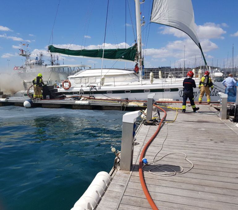 Momento del incendio en el Puerto de Alicante