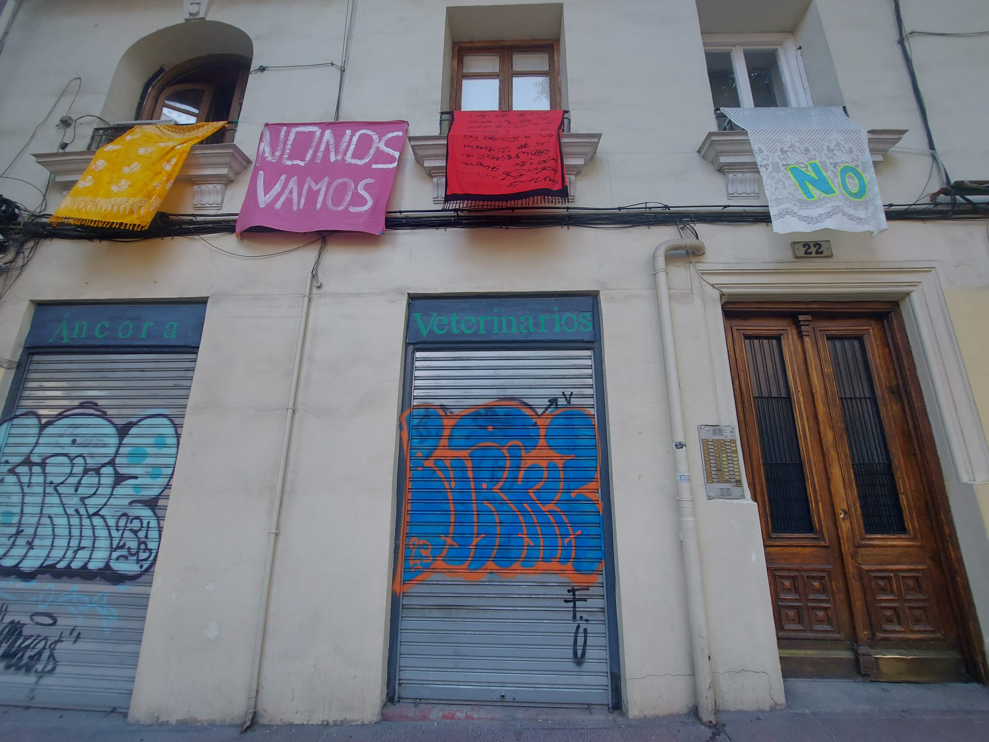 Fachada de General Lacy 22 con carteles reivindicativos que han colgado los vecinos del edificio.