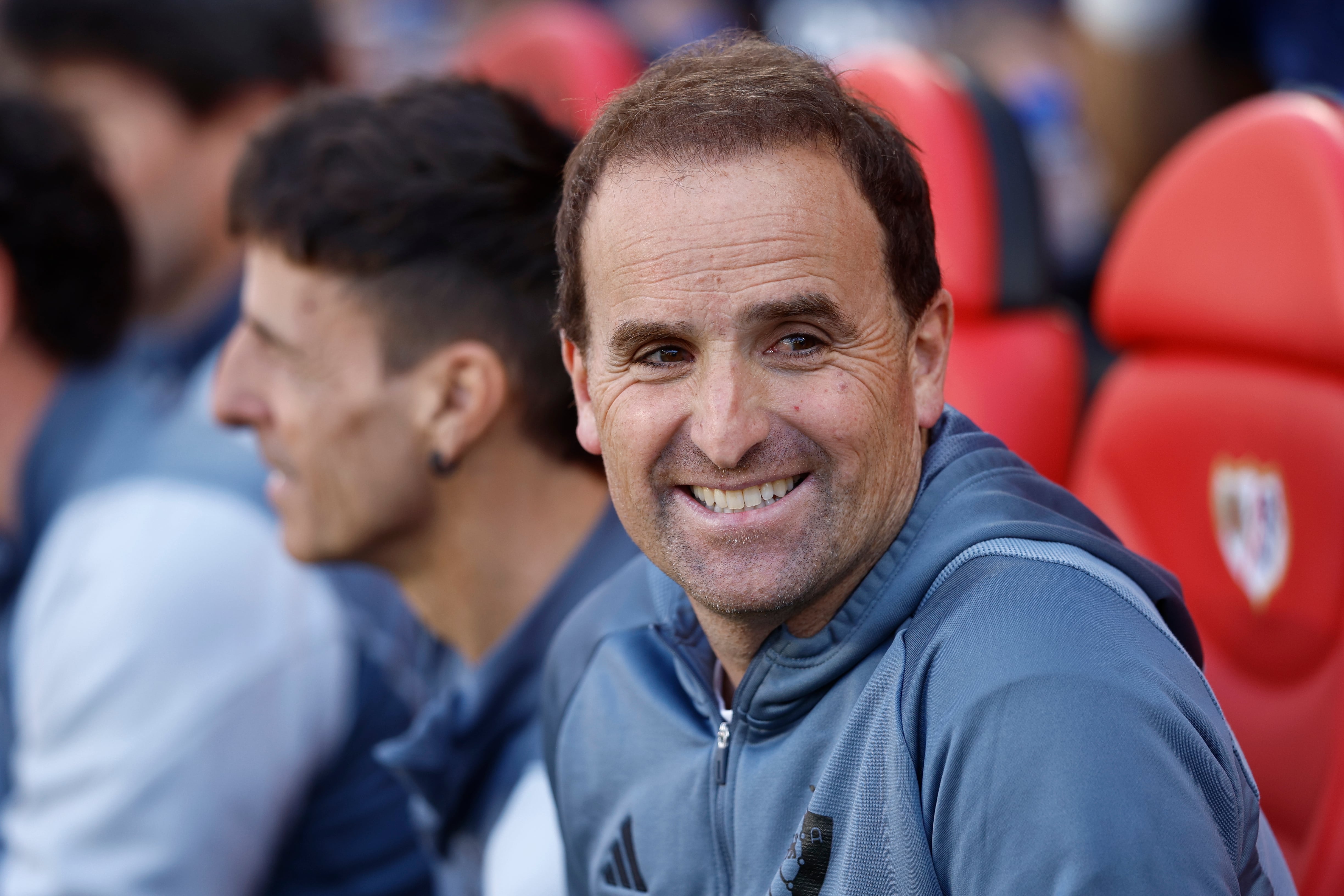 MADRID, 20/04/2024.- El entrenador del Osasuna, Jagoba Arrasate, reacciona este sábado, durante el partido de la jornada 32 de LaLiga EA Sports, en el Estadio Vallecas de Madrid. EFE/ Rodrigo Jiménez
