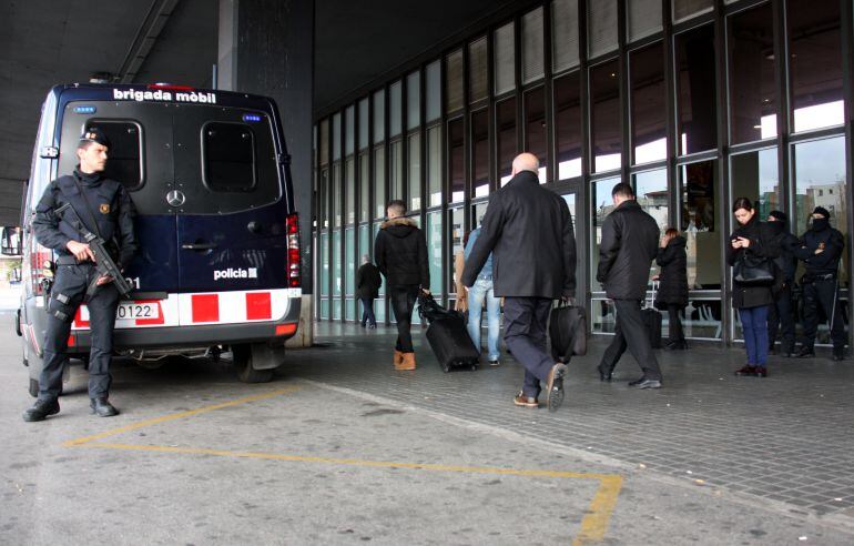 Control antiterrorista dels Mossos d'Esquadra a l'estació de Sants de Barcelona