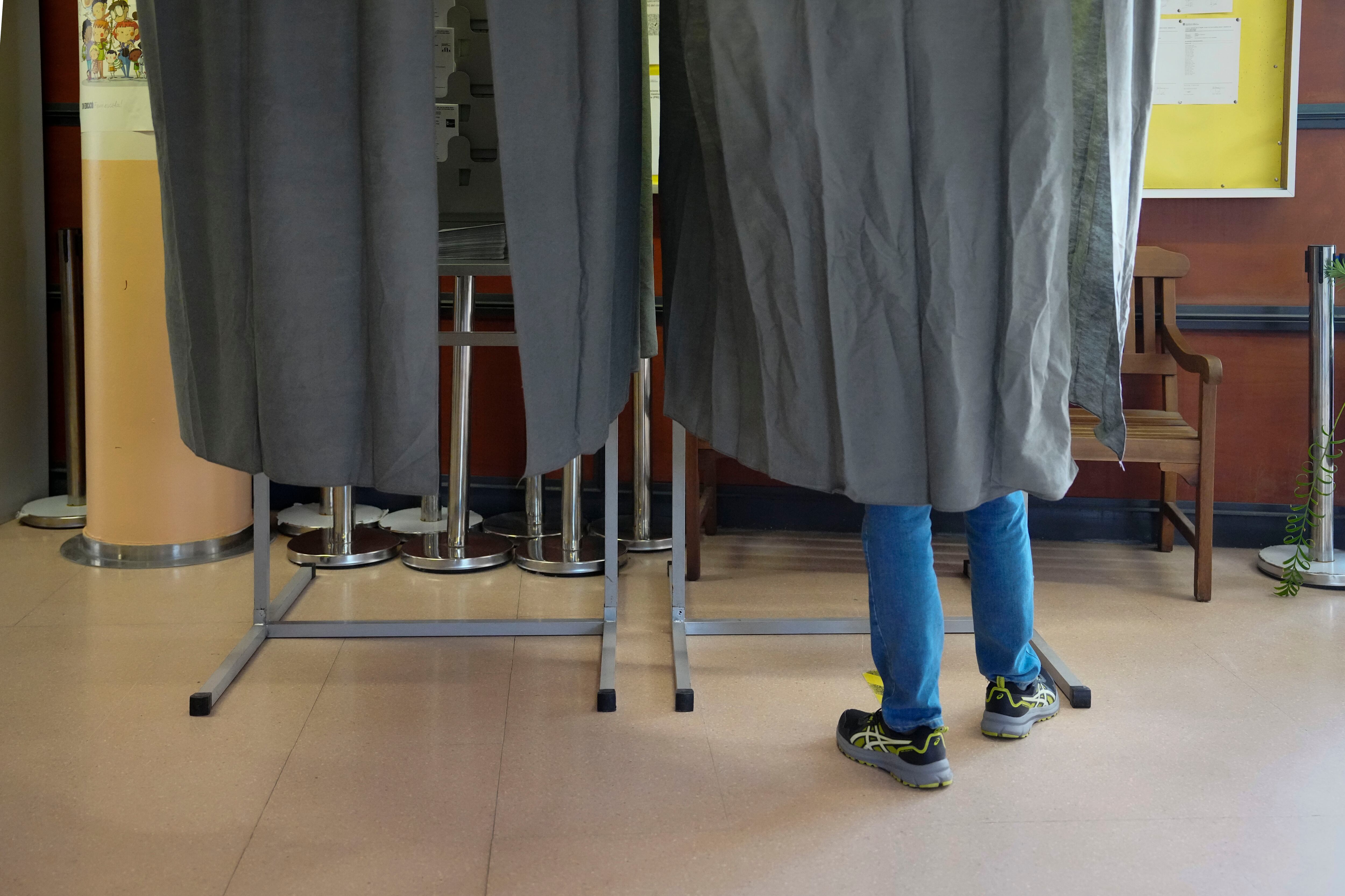 Ciudadanos votando en el colegio electoral Instituto Joan Coromines de Pineda de Mar