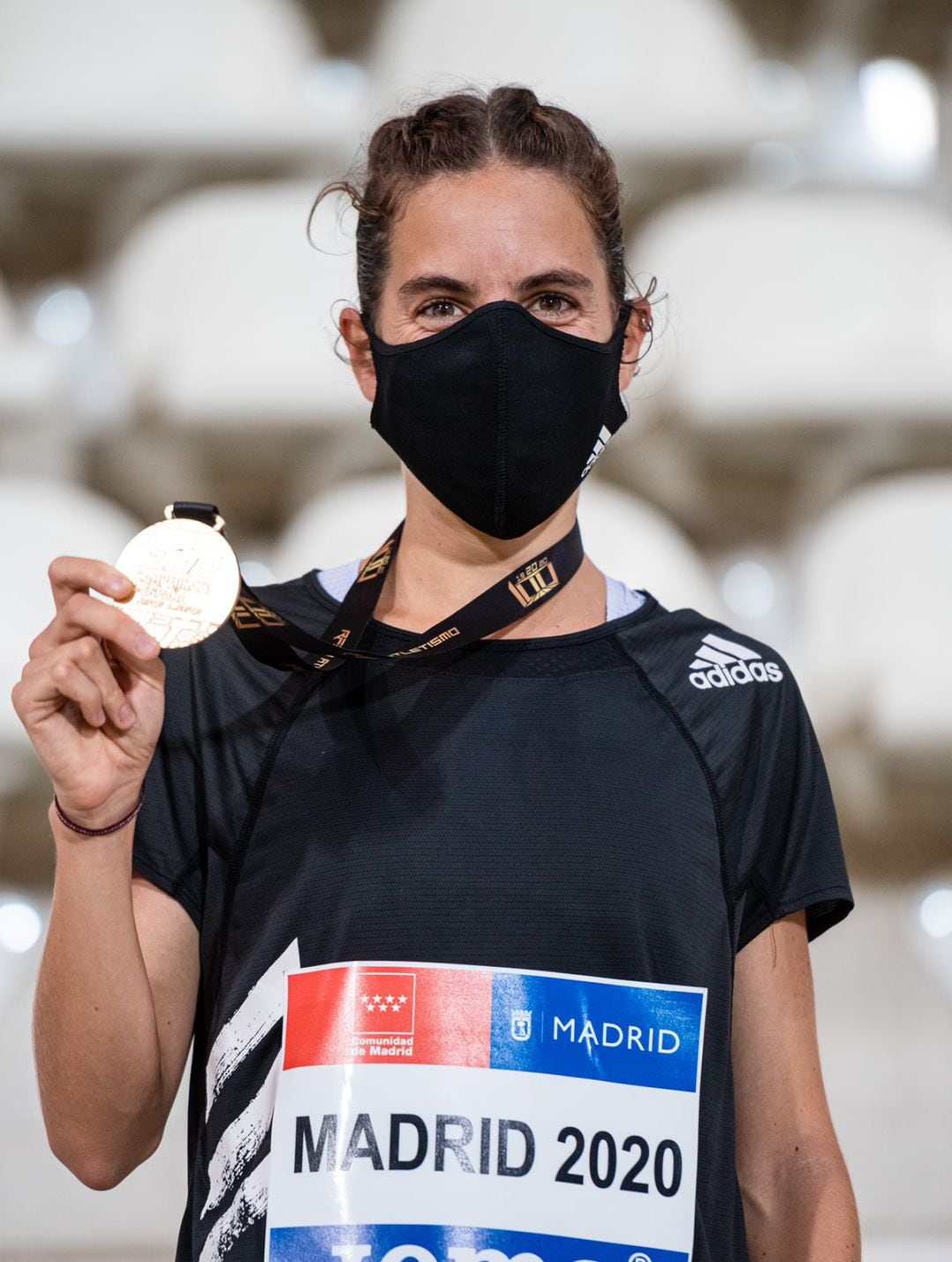 Marta Pérez, en el podio con su medalla de oro.