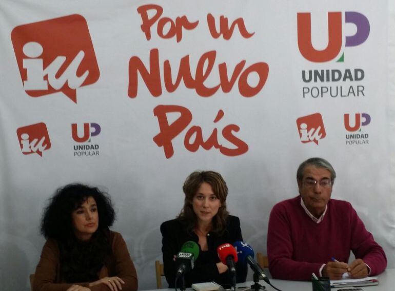 Marina Albiol, flanqueada por Encarna Caso y Juan Carlos Molano