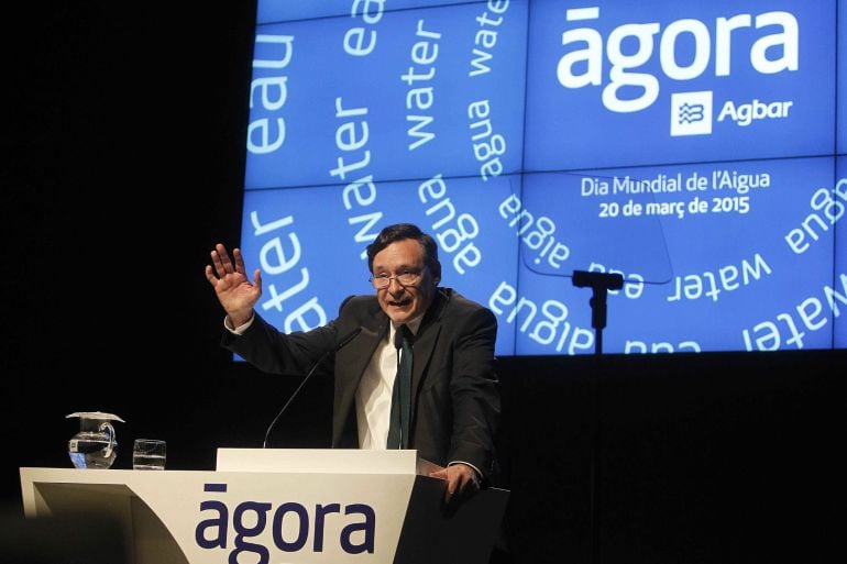 GRA269. CORNELLÀ (BARCELONA), 20/03/2015.- El presidente ejecutivo de AGBAR, Angel Simón, interviene en la inauguración del nuevo auditorio en el Museu de les Aigües, en un acto en el que se repasaron los retos que plantea el cambio climático en la gestión de los recursos hídricos. EFE/Marta Pérez