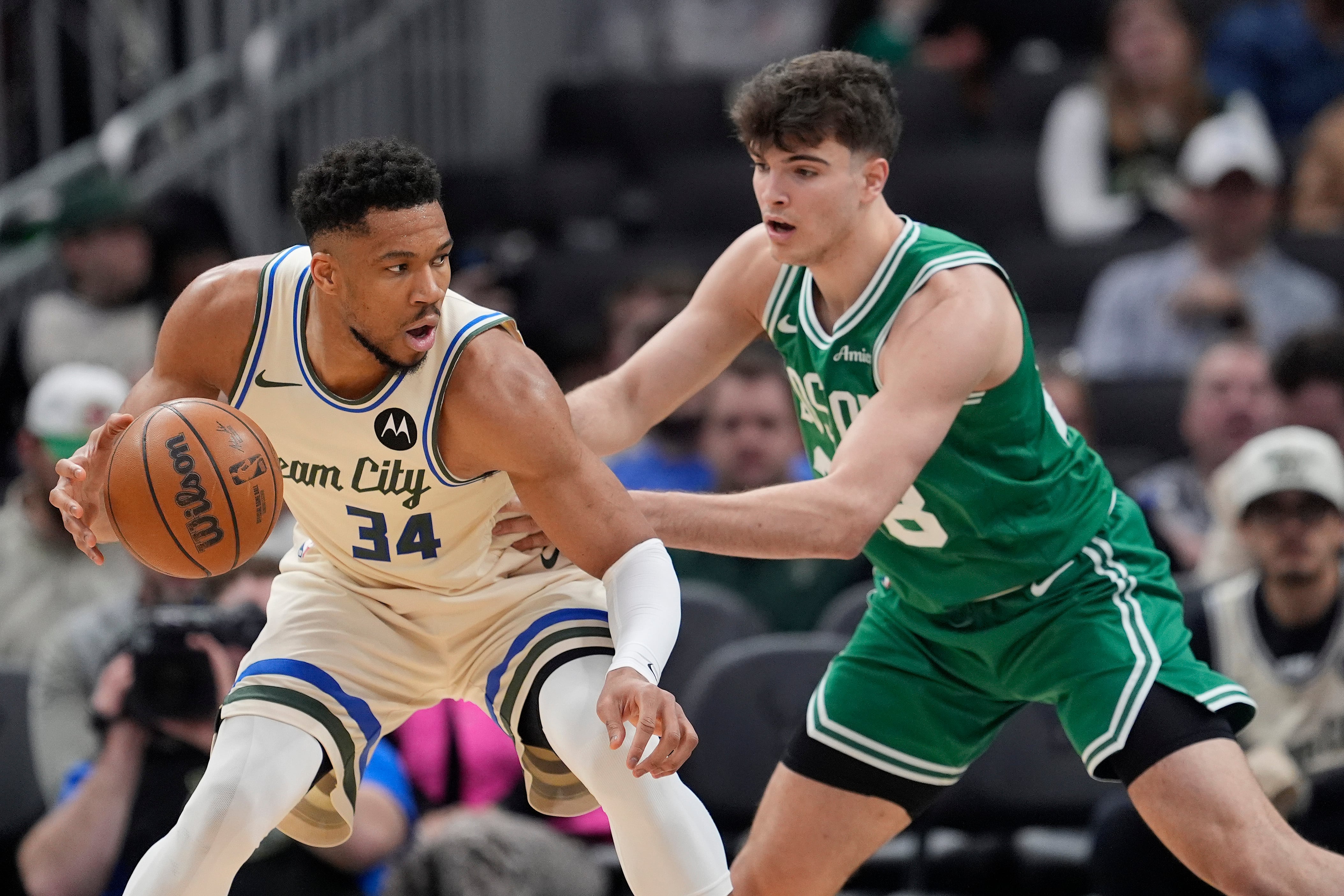 Giannis Antetokounmpo intenta zafarse de Hugo González