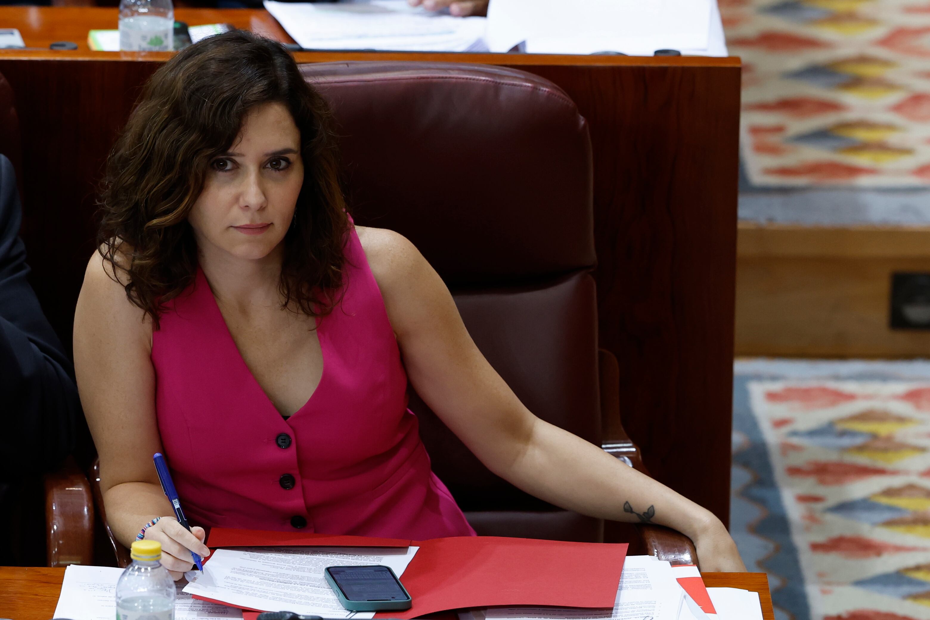 MADRID, 13/09/2022.- La presidenta de la Comunidad de Madrid, Isabel Díaz Ayuso, escucha las intervenciones de los grupos de la oposición durante la segunda sesión del debate del estado de la región en la Asamblea de Madrid, este martes. EFE/ J.J. Guillén
