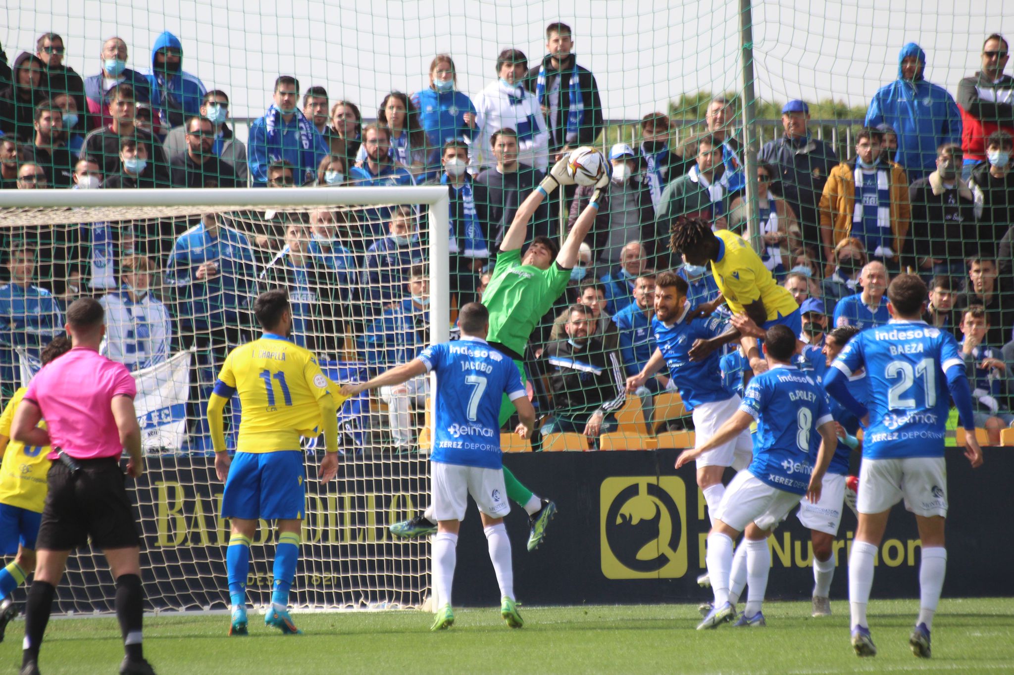 Mario de Luis atrapa un balón por alto en la portería ubicada frente a los aficionados del Xerez DFC