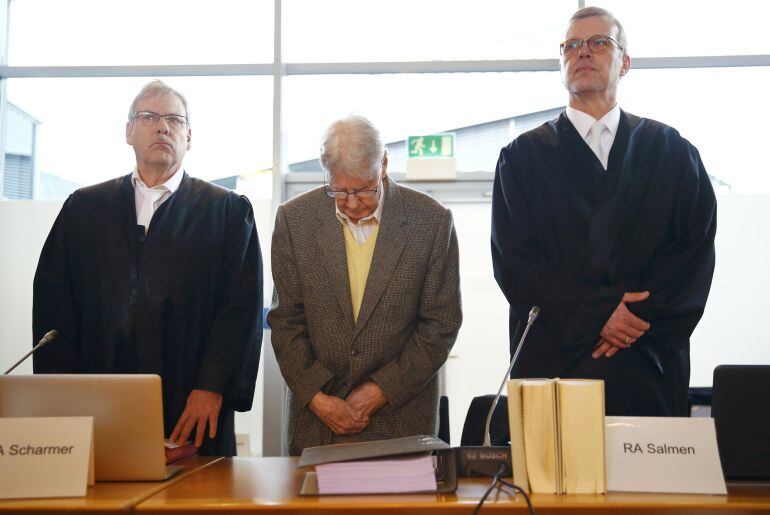  El antiguo guardia de Auschwitz en el momento del juicio flanqueado por sus dos abogados 