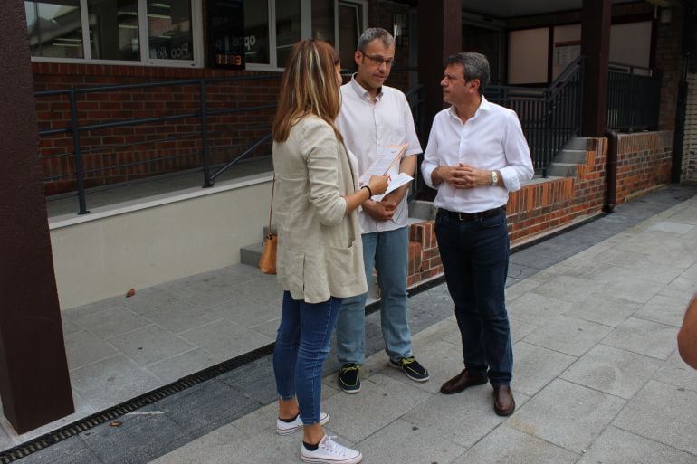 Ane Lorenzo, Sergio Corchón y José Antonio Santano, en el acto de presentación