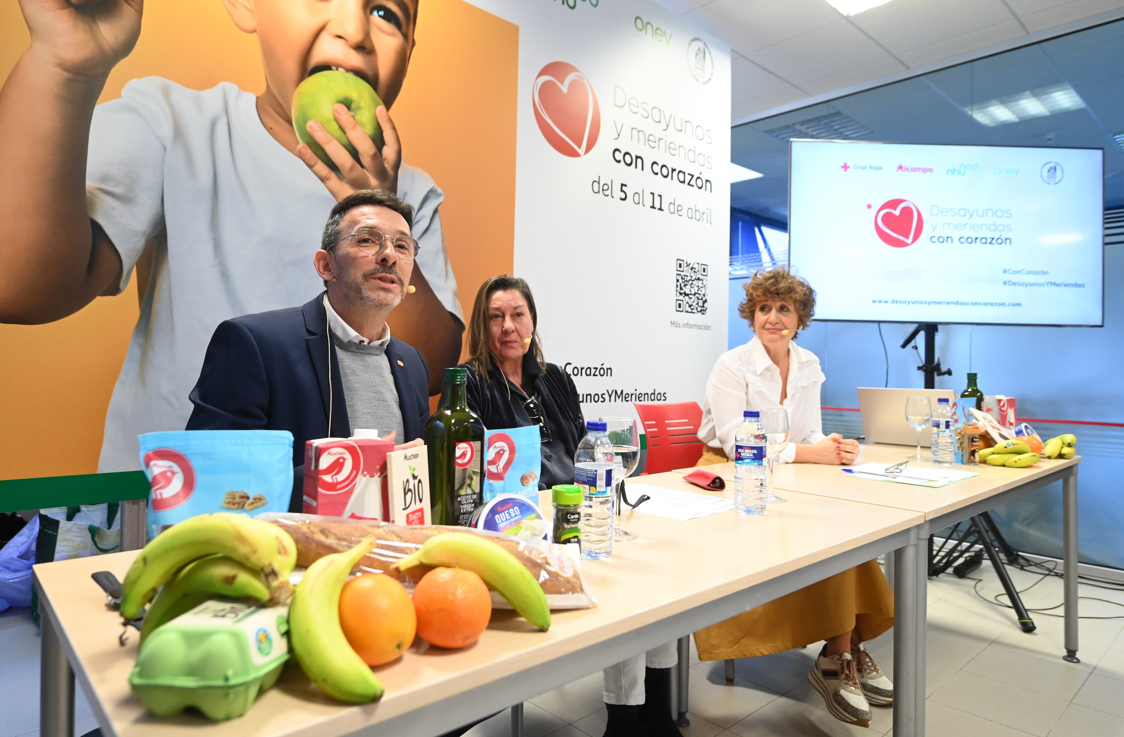 La presidenta provincial de Cruz Roja, Maribel de Blas, (centro) en la presentación de la campaña en Burgos, con Ramón Jané, director de Inclusión, y Yolanda Fernández, directora de Comunicación de Alcampo
