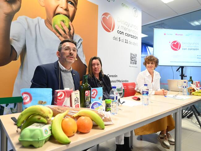 La presidenta provincial de Cruz Roja, Maribel de Blas, (centro) en la presentación de la campaña en Burgos, con Ramón Jané, director de Inclusión, y Yolanda Fernández, directora de Comunicación de Alcampo