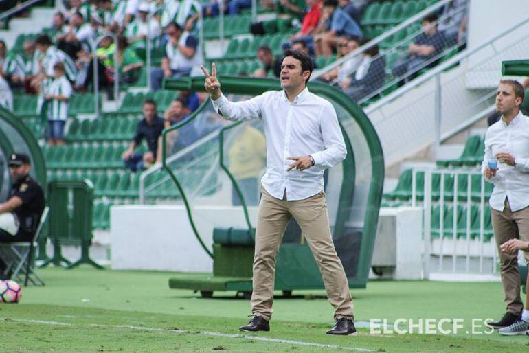 El técnico del Elche C.F. Alberto Toril dirige a su equipo ante el Córdoba