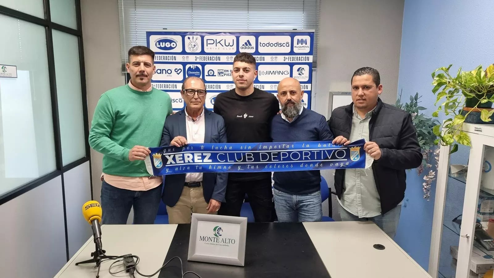 Miguel Ángel 'Gallo' (izq) durante la presentación de Charaf