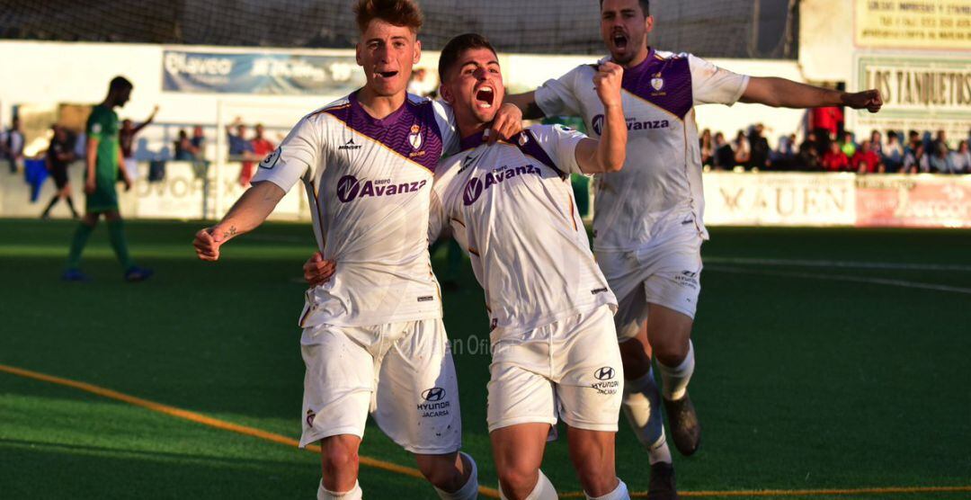 Tres futbolistas del Real Jaén celebran un gol durante el último partido.