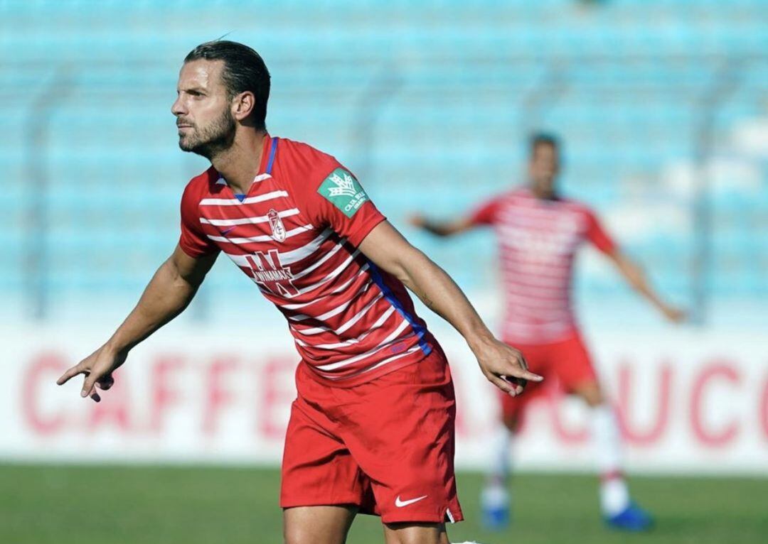 Roberto Soldado celebra un gol con el Granada CF