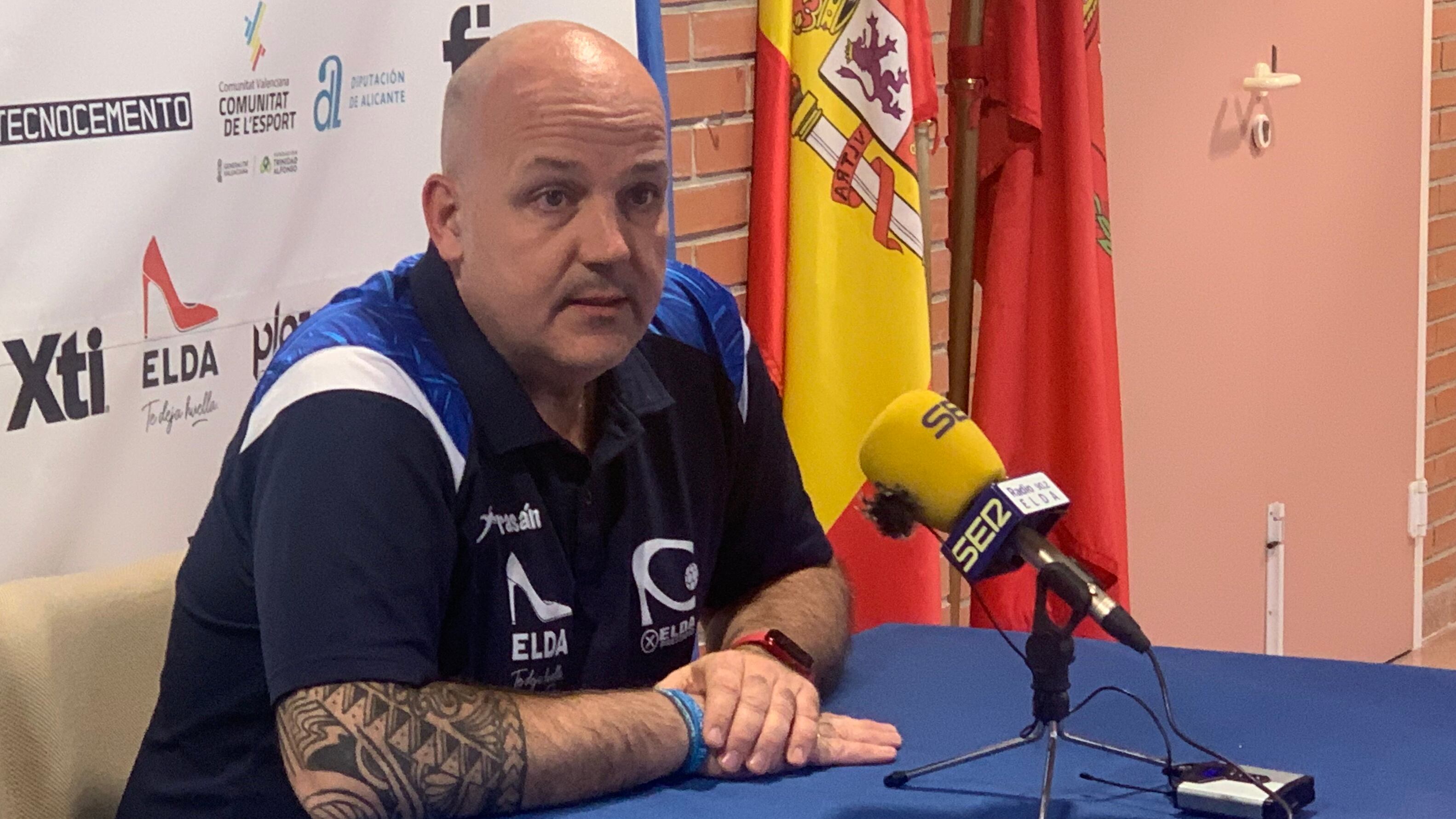 En su última rueda de prensa como entrenador del Elda Prestigio