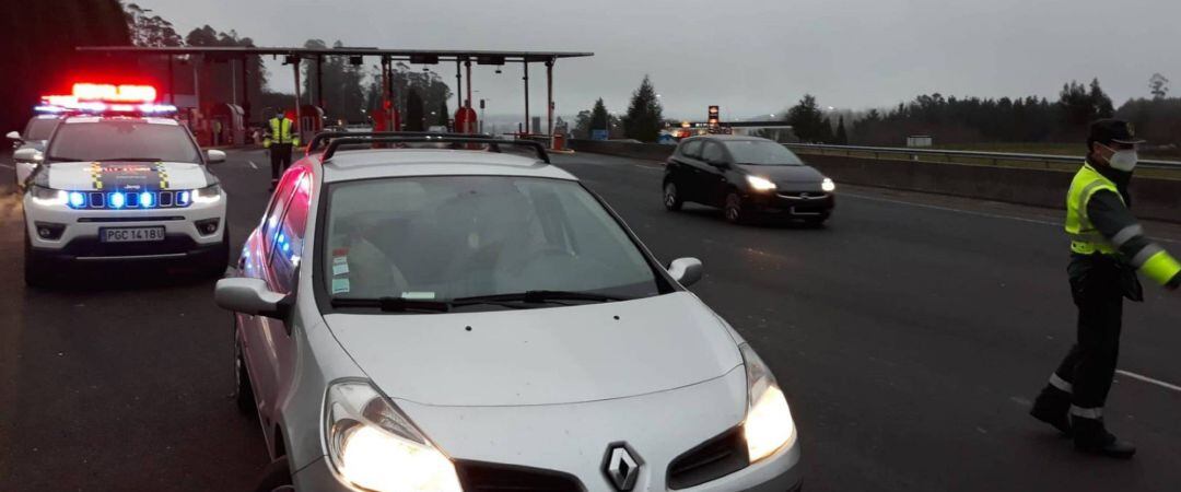 Coche inmovilizado en Arteixo (A Coruña) por dar positivo en alcoholemia y saltarse el cierre perimetral su conductor