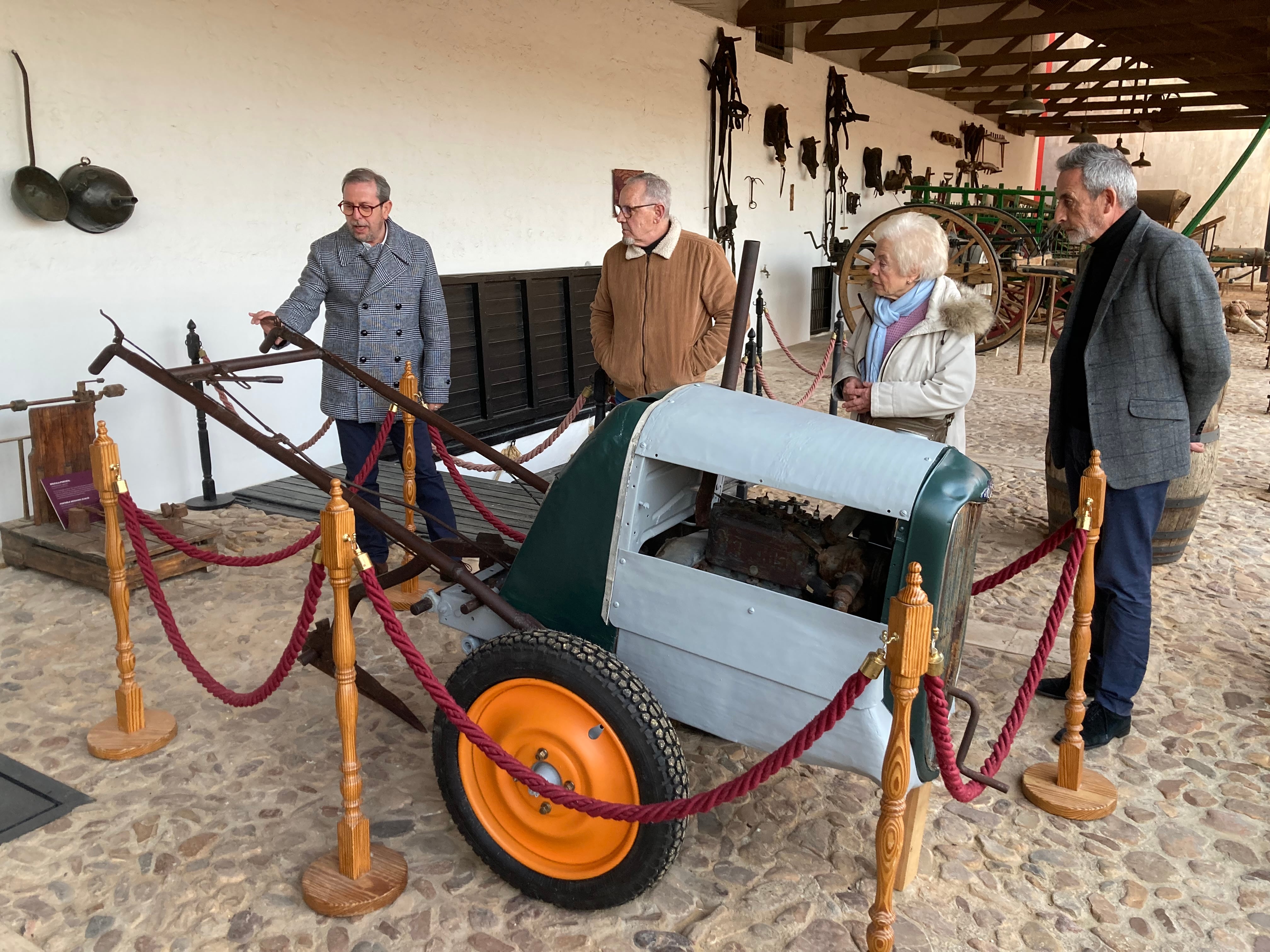 Familiares de los inventores de la primera mula mecánica del mundo, junto al alcalde de Valdepeñas, Jesús Martín, y el director del Museo del Vino de Valdepeñas, Manuel López