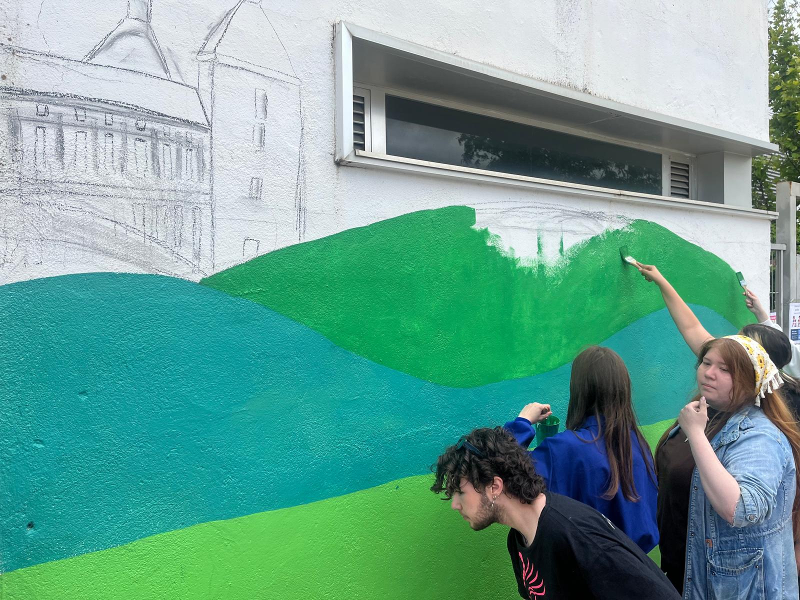 El alumnado de la Escuela de Arte de Toledo ultima la confección del mural de Federico Martín Bahamontes en el CEIP Fábrica de Armas