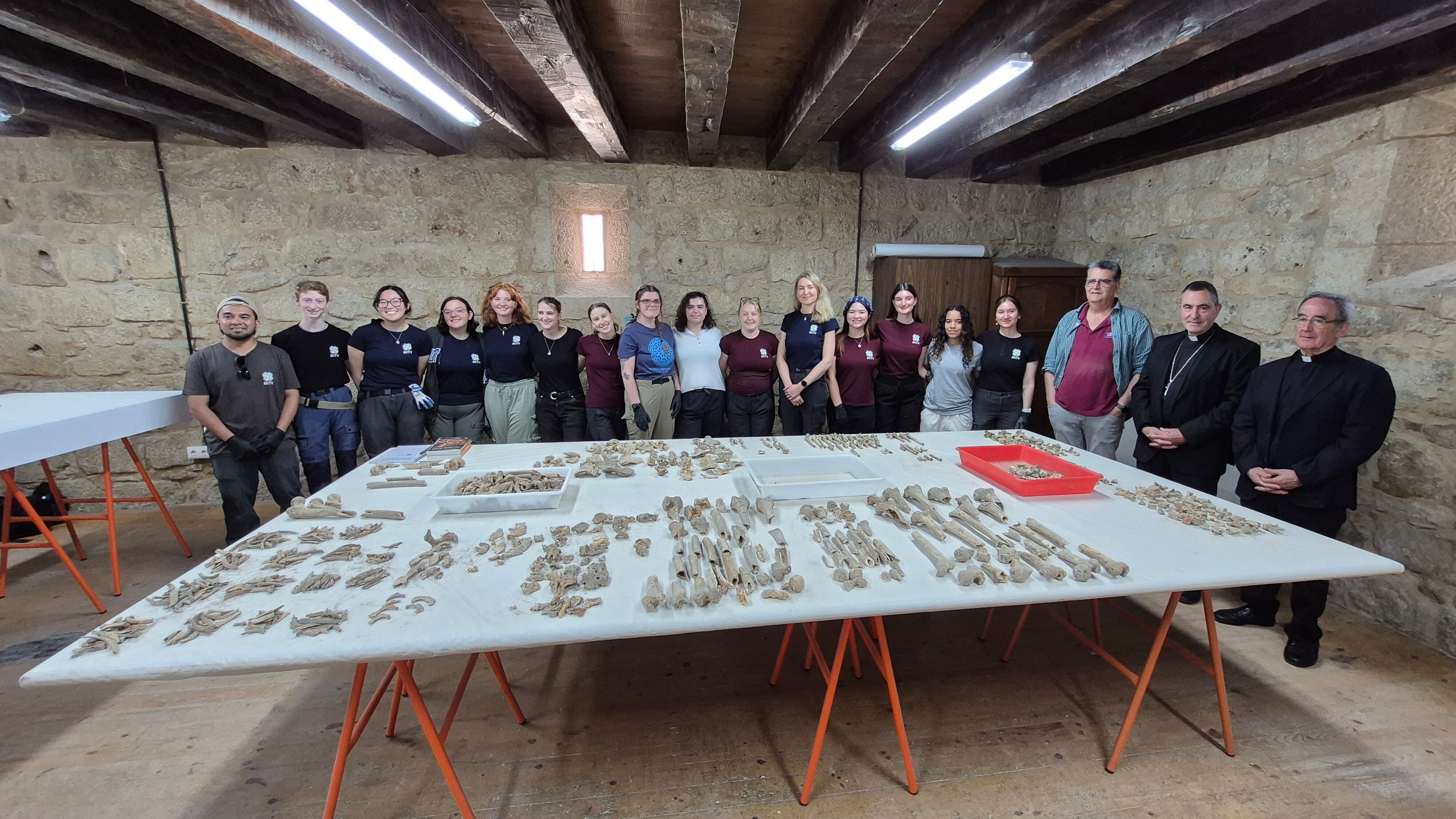 Participantes en el estudio de los restos hallados en la Catedral de Palencia