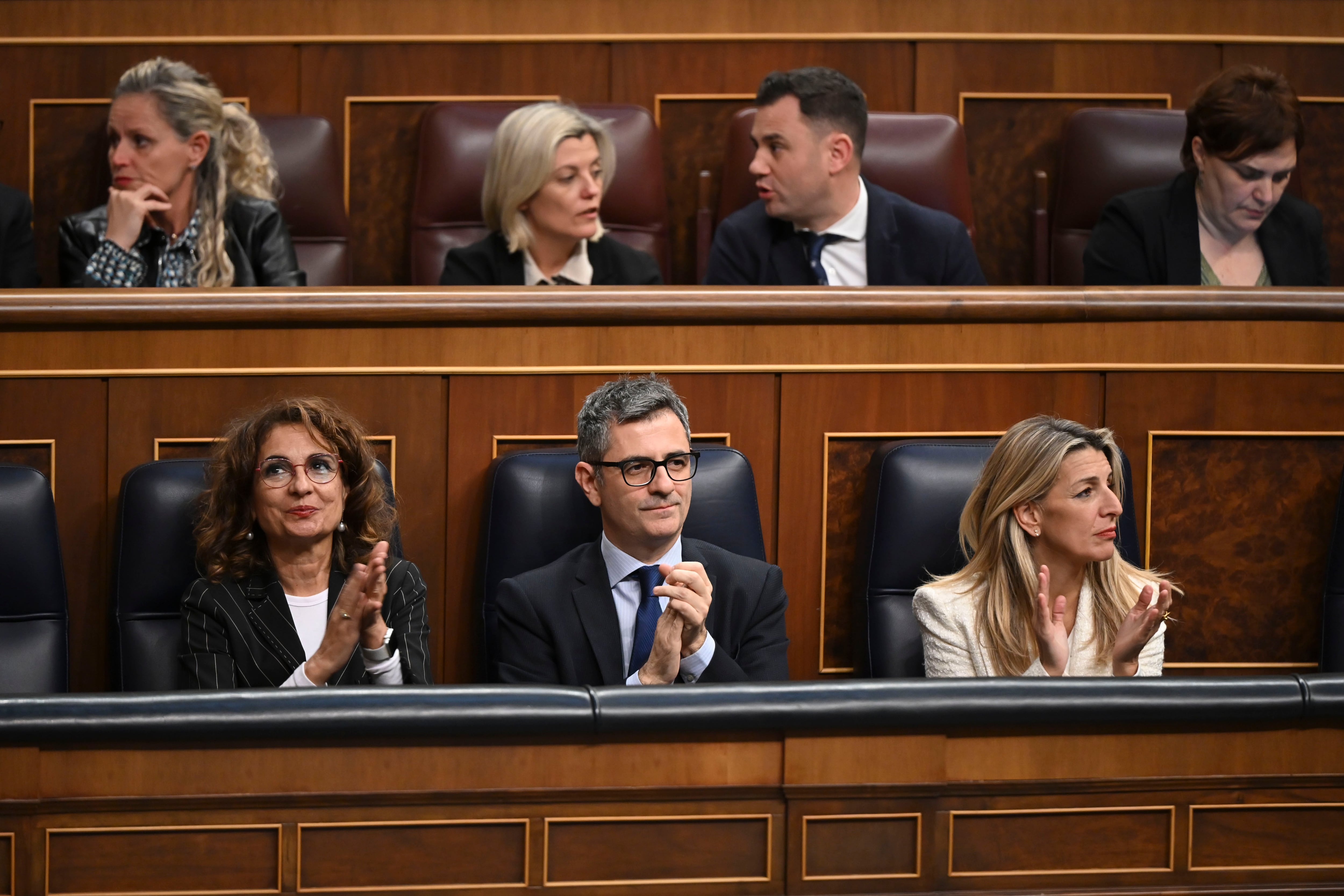 La vicepresidenta segunda y ministra de Trabajo y Economía Social, Yolanda Diaz (d), junto al ministro de la Presidencia, Justicia y Relaciones con las Cortes, Féliz Bolaños (c), y la vicepresidenta primera y ministra de Hacienda, María Jesús Montero (i)