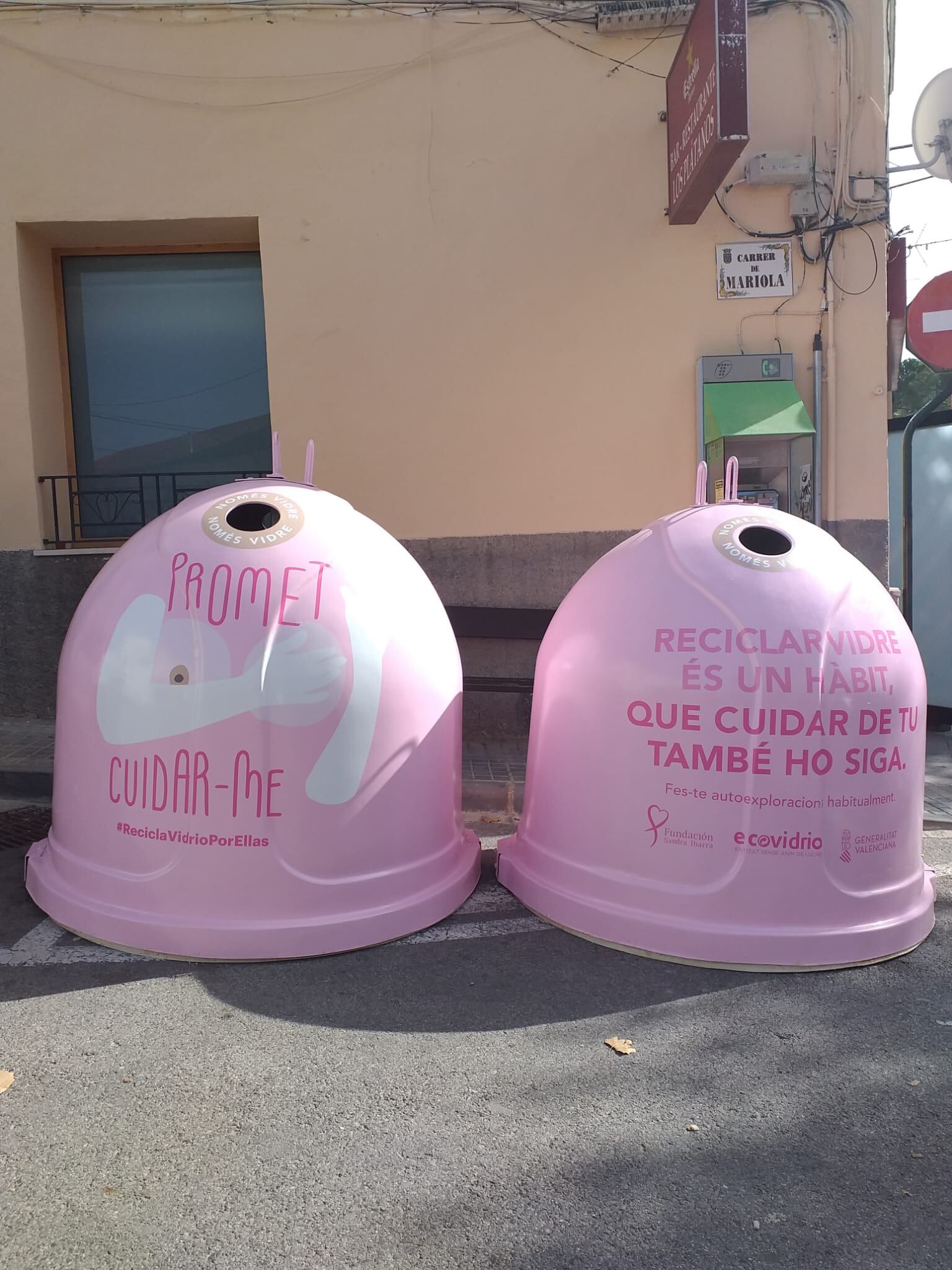 Iglús rosa en la Plaza de los Plátanos de Banyeres