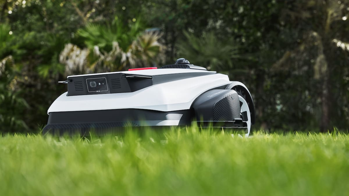 Los robots de Ecovacs salen de casa: ahora también solucionan los problemas del jardín y de la piscina