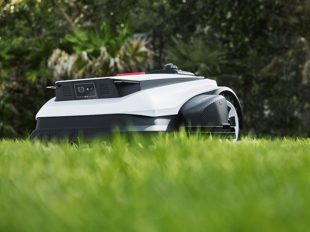 Los robots de Ecovacs salen de casa: ahora también solucionan los problemas del jardín y de la piscina