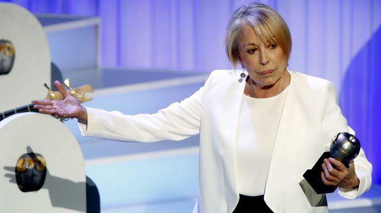 GRA440. BARCELONA, 18/05/2015.- La actriz Rosa Maria Sardá, tras recibir el galardón "Max de Honor 2015", durante la ceremonia de entrega de los Premios Max de las Artes Escénicas 2015, celebrada en la Sala BARTS de Barcelona. EFE/Andreu Dalmau.