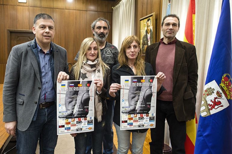 Pilar Covela (abajo dcha.) presenta el V Campeonato Internacional de Gimnasia de Ribadavia