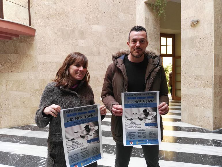 Laura Álvarez junto a Sergio Pérez presntando el cartel del curso