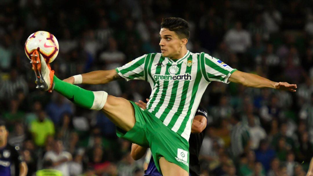 GRAF7172. SEVILLA.- El defensa del Real Betis, Marc Bartra, intenta controlar el balón durante el partido de la séptima jornada de Liga que han disputado frente al Leganés en el estadio Benito Villamarín, en Sevilla. EFE Raúl Caro.