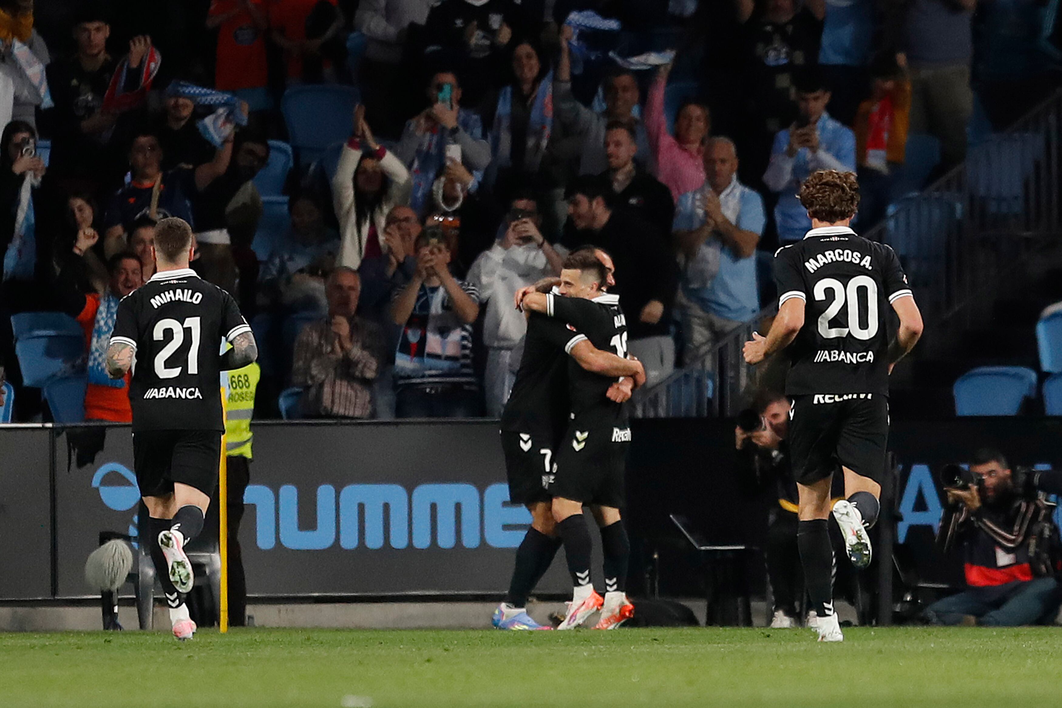 VIGO (PONTEVEDRA), 31/03/2025.- El delantero del Celta Alfonso González (c-d) celebra tras anotar el primer gol del equipo este lunes, durante el partido de la jornada 29 de LaLiga EA Sports, entre el Celta de Vigo y el UD Las Palmas, celebrado en el estadio de Balaidos en Vigo (Galicia). EFE/ Salvador Sas