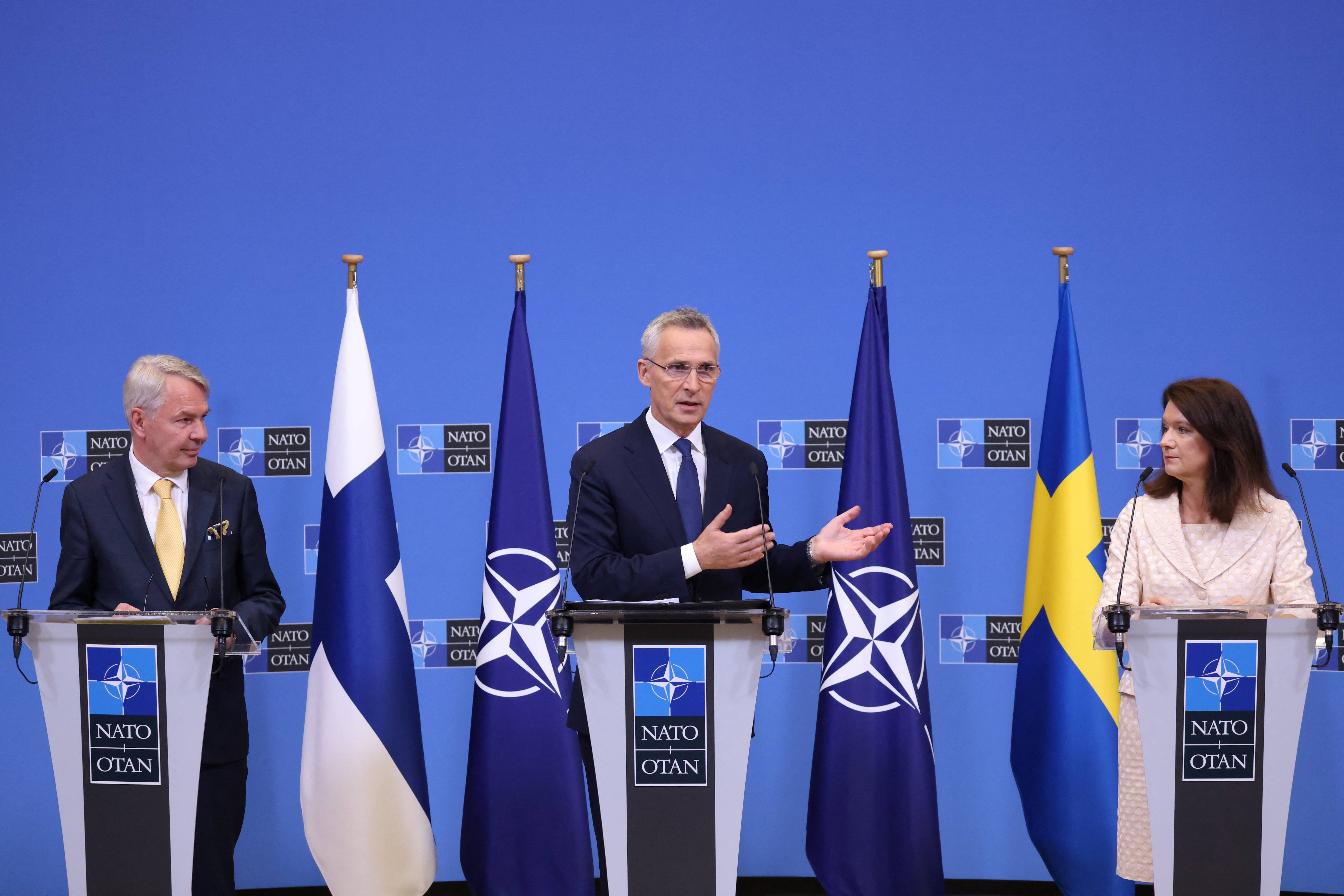 El secretario general de la OTAN, Jens Stoltenberg, junto a los ministros de Exteriores de Suecia y Finlandia.