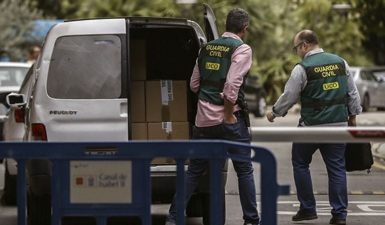 Agentes de la Unidad Central Operativa de la Guardia Civil (UCO), durante el registro que han llevado a cabo hoy en la sede del Canal de Isabel II, en el marco de una operación contra la corrupción en la empresa pública, en la que han sido detenidas doce 