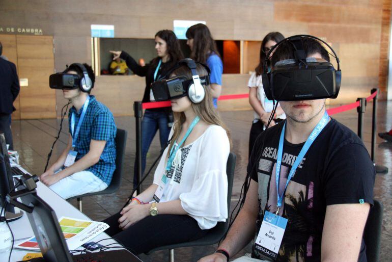 Foto referencial en la que se observa a jóvenes experimentando una exposición a la realidad virtual.